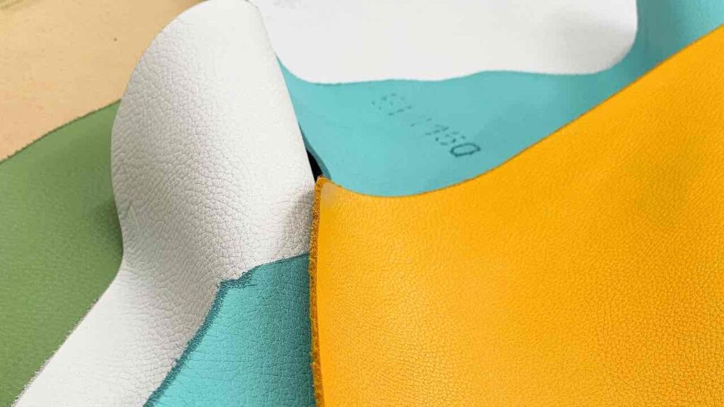 【スニーカーのアッパー素材】革・繊維・人工皮革・合成皮革の種類と特徴