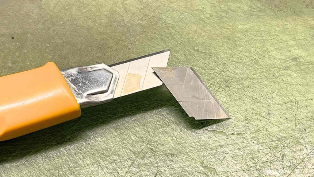 カッターの刃を折る時は、1目盛りずつではなく、最低でも2目盛りで、厚めの素材を切るなら3目盛りずつ折るように